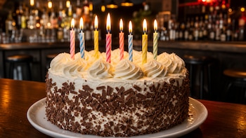 Celebran un cumpleaños con más de 80 invitados y hacen un “simpa” de 7.000 euros en un restaurante de A Coruña: “Me dijo que iba a hacer una transferencia”