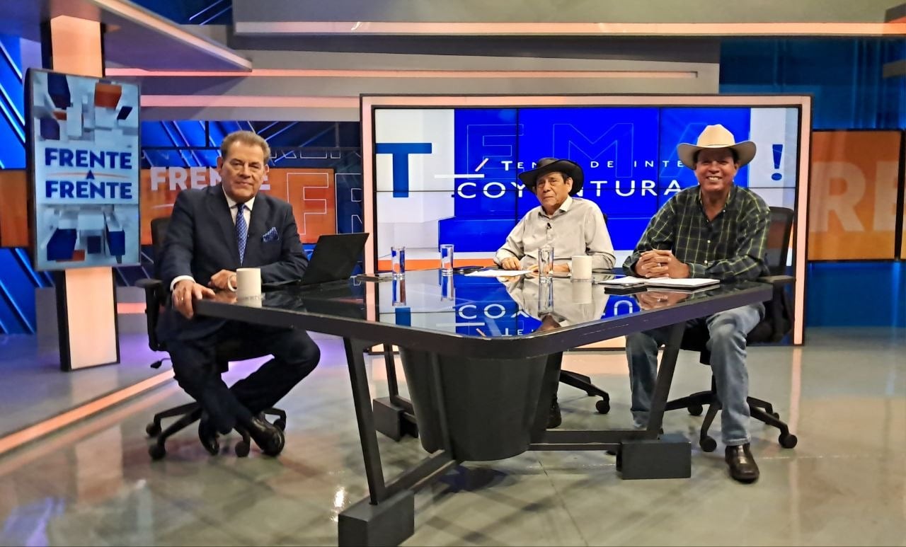 Mateo Rendón, coordinador nacional de la Mesa Agropecuaria; y, a Carlos Rodríguez, secretario general de la Asociación Nacional de Trabajadores Agropecuarios (Cortesía Frente a Frente).