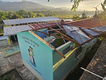 Los techos de los salones de preprimaria del Colegio Luterano resultaron afectados y las áreas recreativas quedaron obstruidas por árboles y ramas caídas. (Cortesía: Nuestra Zacapa)