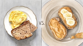 Un plato blanco con huevos revueltos y dos rebanadas de pan; otro plato con dos tostadas, mantequilla de maní, rebanadas de plátano y un cuchillo; el texto "VS.".