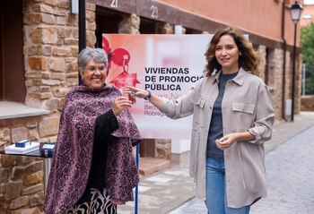 Ayuso entregando una de las