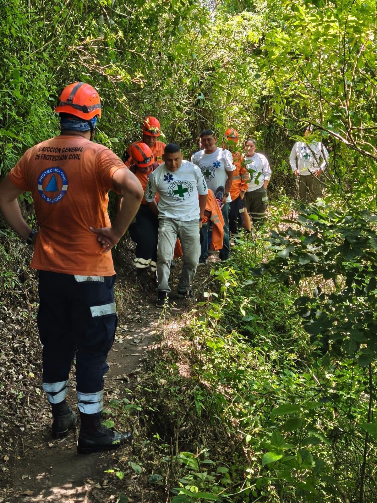 Tras el rescate en El Boquerón, la víctima fue trasladada a un hospital. (Cortesía: Infobae Centroamérica/Cruz Verde Santa Tecla)