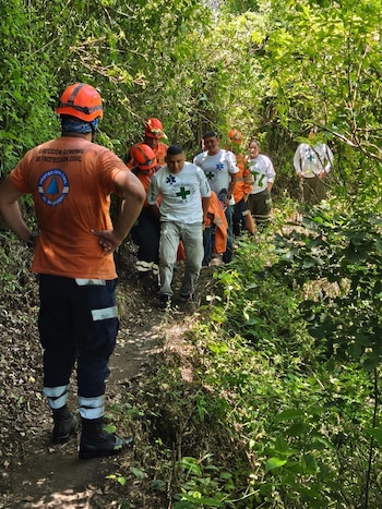 Tras el rescate en El Boquerón, la víctima fue trasladada a un hospital. (Cortesía: Infobae Centroamérica/Cruz Verde Santa Tecla)