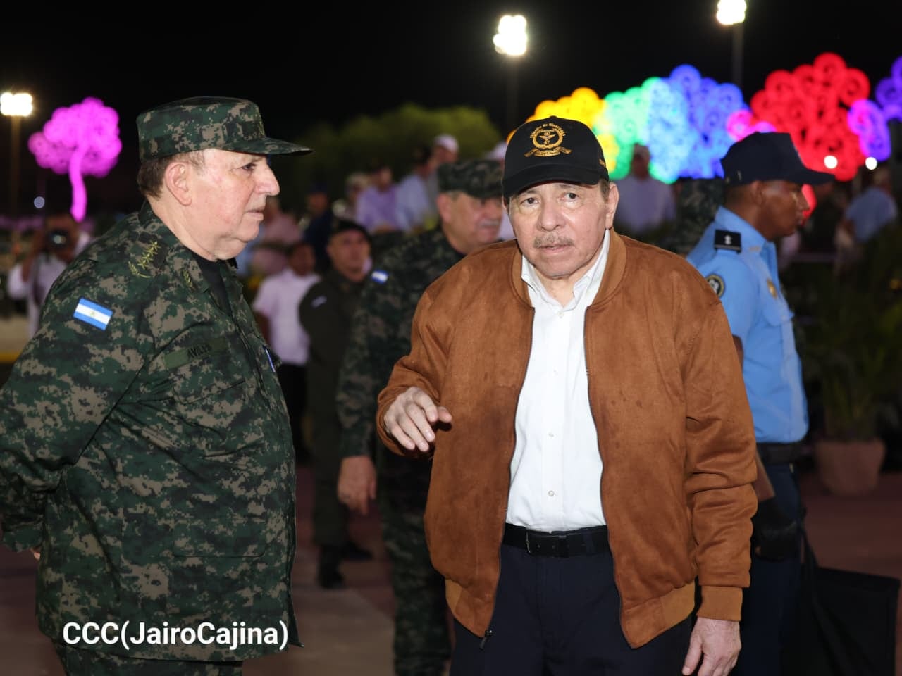Con mensajes y beneficios personales, Daniel Ortega mantiene la lealtad de la cúpula militar. Aquí lo vemos con el general Julio César Avilés, este miércoles 2 de septiembre (Foto 19 Digital)