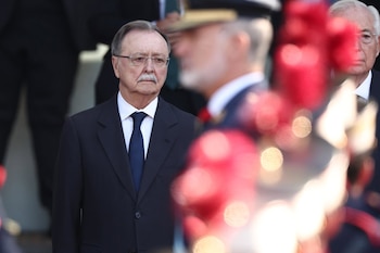 12/10/2026 El presidente de Ceuta, Juan Jesús Vivas, durante el acto solemne de homenaje a la bandera nacional y desfile militar por el 12 de octubre, Día de la Hispanidad, en la Plaza de Cánovas del Castillo, a 12 de octubre de 2026, en Madrid (España). Los actos comienzan con el izado de bandera y van seguidos del homenaje a los que dieron la vida por el país. Posteriormente, comienzan los desfiles militares aéreos y terrestres. Alrededor de 4.400 integrantes de las Fuerzas Armadas, las Fuerzas y Cuerpos de Seguridad y distintas instituciones públicas civiles participan este año en el desfile presidido por los Reyes. El desfile aéreo ha contado con 50 aeronaves de caza, enseñanza y transporte, además de alrededor de 30 helicópteros. Por tierra han participado unos 144 vehículos y 39 motocicletas, además de unos 300 caballos y cinco perros pertenecientes a distintas unidades.
POLITICA
Eduardo Parra - Europa Press