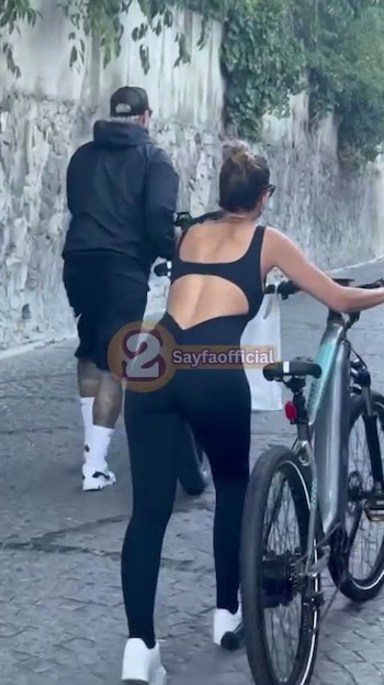 Cansada, con una botella de