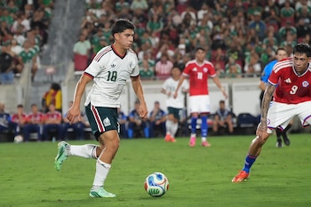 Obed Vargas (i), de México, controla el balón este martes en un partido amistoso ante Chile en el estadio Los Ángeles Memorial Coliseum. EFE/ Ómar Alonso