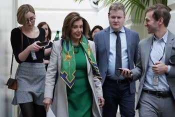 La presidenta de la Cámara de Representantes de Estados Unidos, Nancy Pelosi, llega a una reunión de legisladores demócratas para discutir el envío de los artículos de juicio político contra el presidente Donald Trump al Senado, en el Capitolio en Washington, Estados Unidos. 14 de enero, 2020. REUTERS/Jonathan Ernst