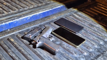Un enfrentamiento entre la Policía Nacional Civil y presuntos robacarros en la zona 11 de la Ciudad de Guatemala dejó un muerto y un detenido.