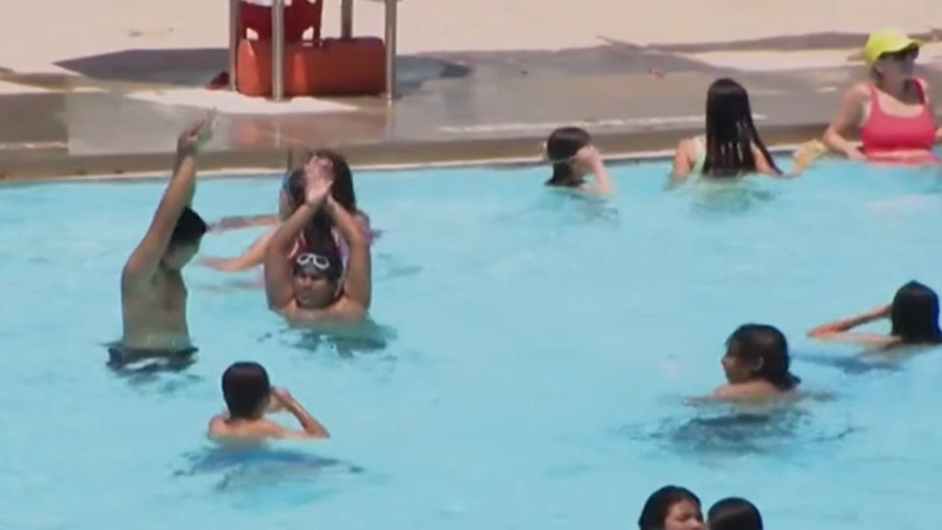 Las reglas de acceso a las piscinas de Nueva York exigen traje de baño y candado propio, y prohíben alimentos, bebidas, celulares, bolsos y flotadores en el área de natación (CBS)