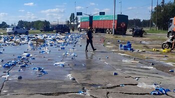 Camión de cervezas saqueado en Campana