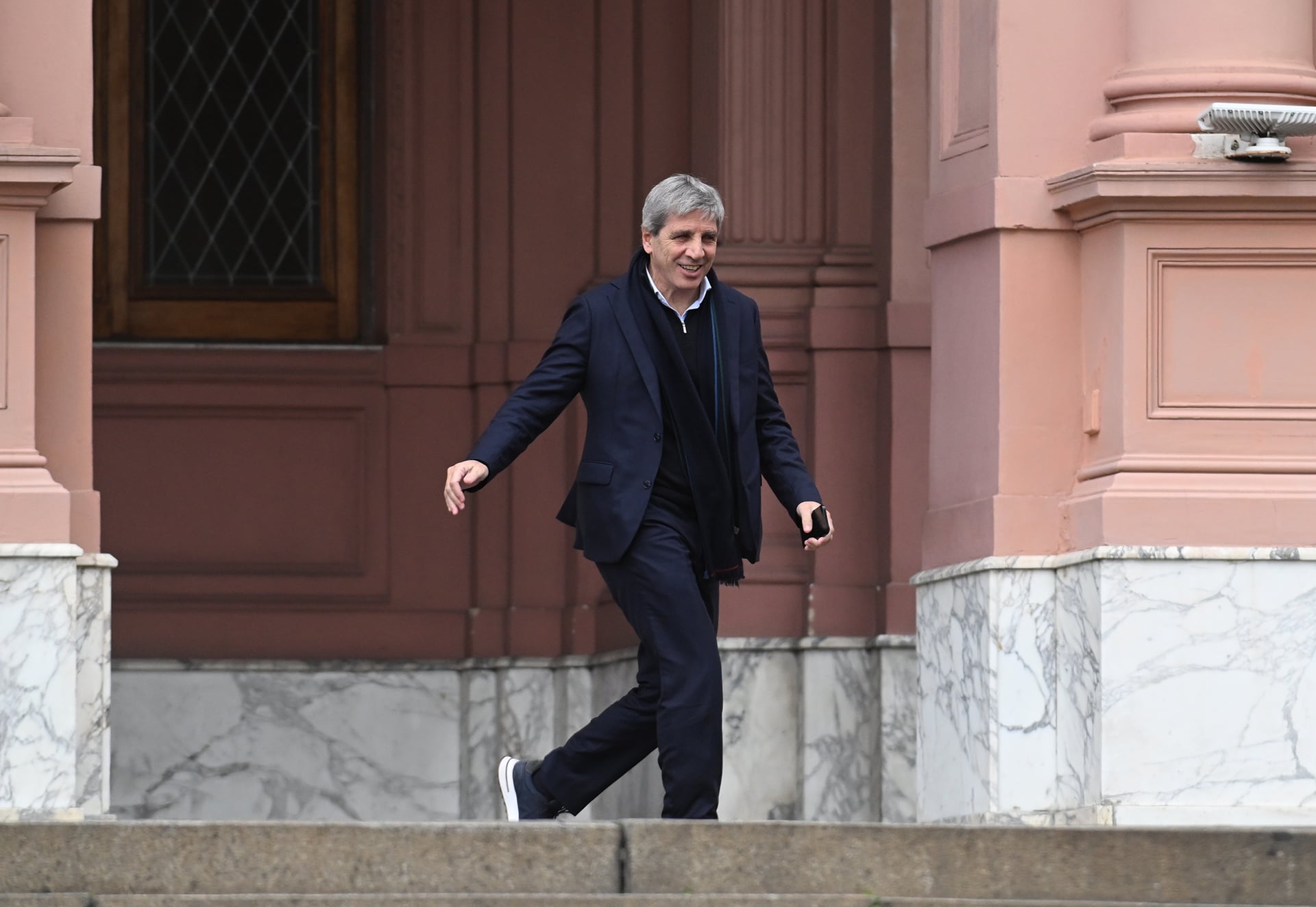 El ministro de Economía de Argentina, Luis Caputo, llega a la Casa Rosada para participar en una reunión de gabinete. (Maximiliano Luna)
