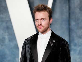 Finneas fue alcanzado por gases