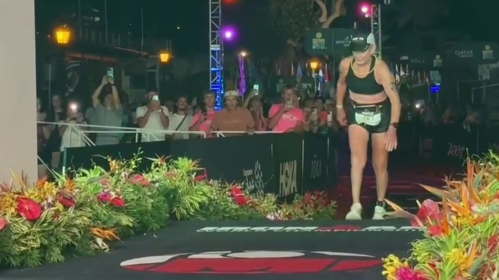 Natalie Grabow, de 80 años, se consagró como la atleta más longeva en terminar el Ironman de Hawái, el triatlón más duro del mundo (captura de video)