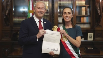 Embajador Ronald Johnson presume transferencia de 313 criminales de EEUU a México