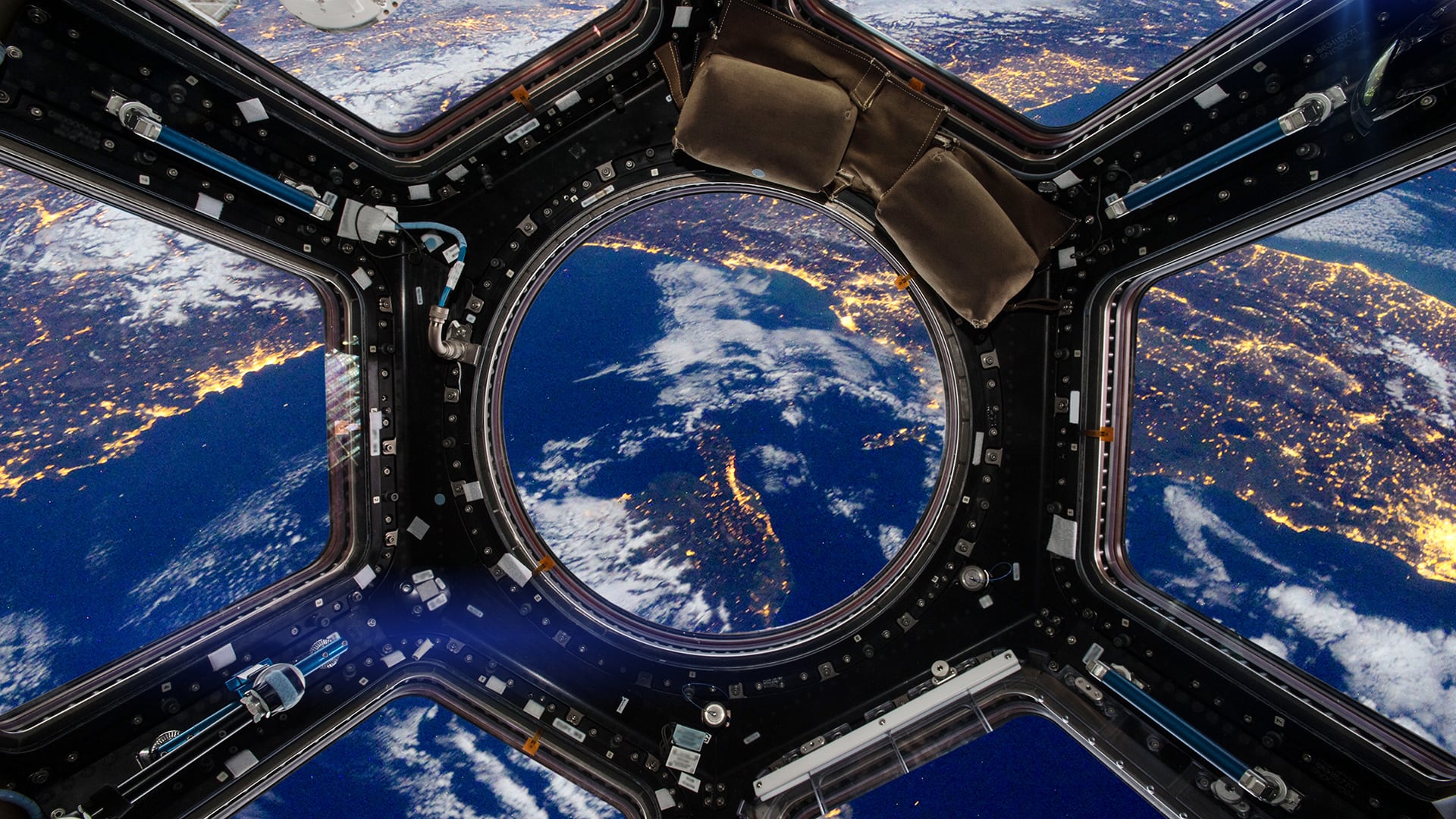 Un objeto pequeño puede causar daños masivos en satélites de comunicaciones en órbita geoestacionaria debido a la energía cinética de su impacto (Freepik)