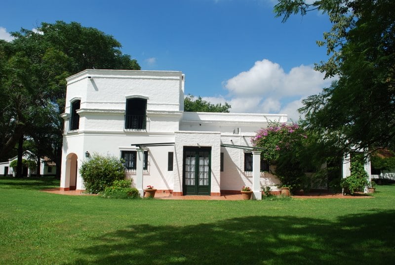 La Estancia La Porteña conserva intacta su arquitectura criolla y funcionó como el escenario rural donde Güiraldes observó la vida gaucha (sanantoniodeareco.com)