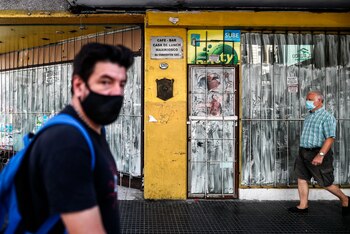 La Avenida Corrientes con espacios que se han cerrado y no se volvieron a abrir, sobre todo en el área céntrica. EFE/ Juan Ignacio Roncoroni/Archivo