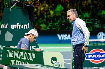 Francisco Cerúndolo y Javier Frana durante la serie ante Alemania, por als Finals de 2025 (Crédito: Prensa AAT)