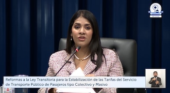 La Asamblea de El Salvador amplió hasta 2027 el régimen que controla las tarifas del transporte público colectivo y masivo. (Captura de video)