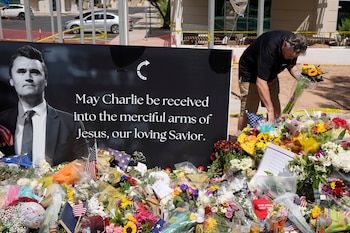 Flores em um memorial improvisado para Charlie Kirk fora da sede da Turning Point USA em Phoenix, depois que o ativista conservador foi morto em setembro de 2025. (AP Photo/Ross D. Franklin, Arquivo)