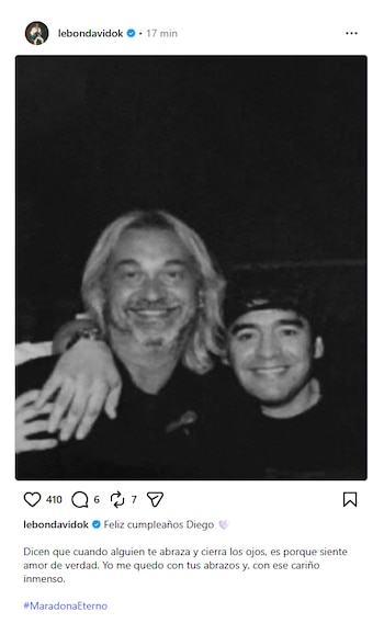 Captura de una publicación digital con una fotografía en blanco y negro de David Lebón y Diego Maradona abrazados, con texto conmemorativo