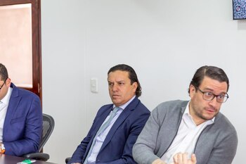 Andrés Sanmiguel en medio de