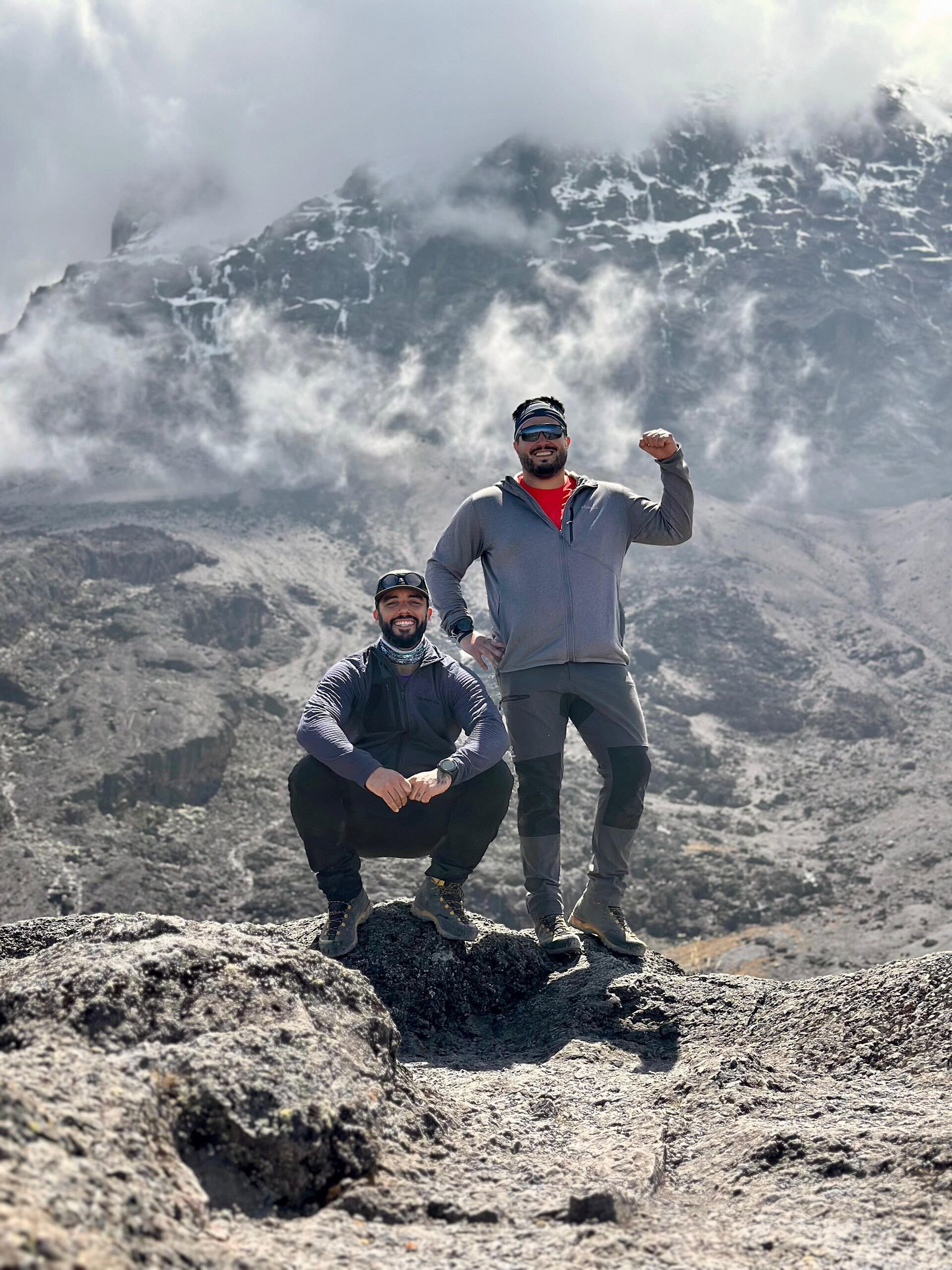 Julián Capici y Hernán Rivas, unidos por la montaña y una amistad a prueba de altura: uno hizo cumbre en África y Europa estableciendo un récord argentino; el otro venció un edema pulmonar y, en tiempo récord, conquistó el Elbrus