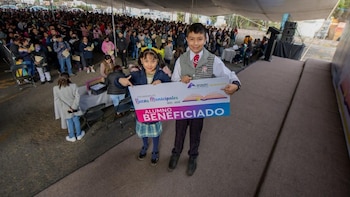 Ofrece apoyos económicos de entre