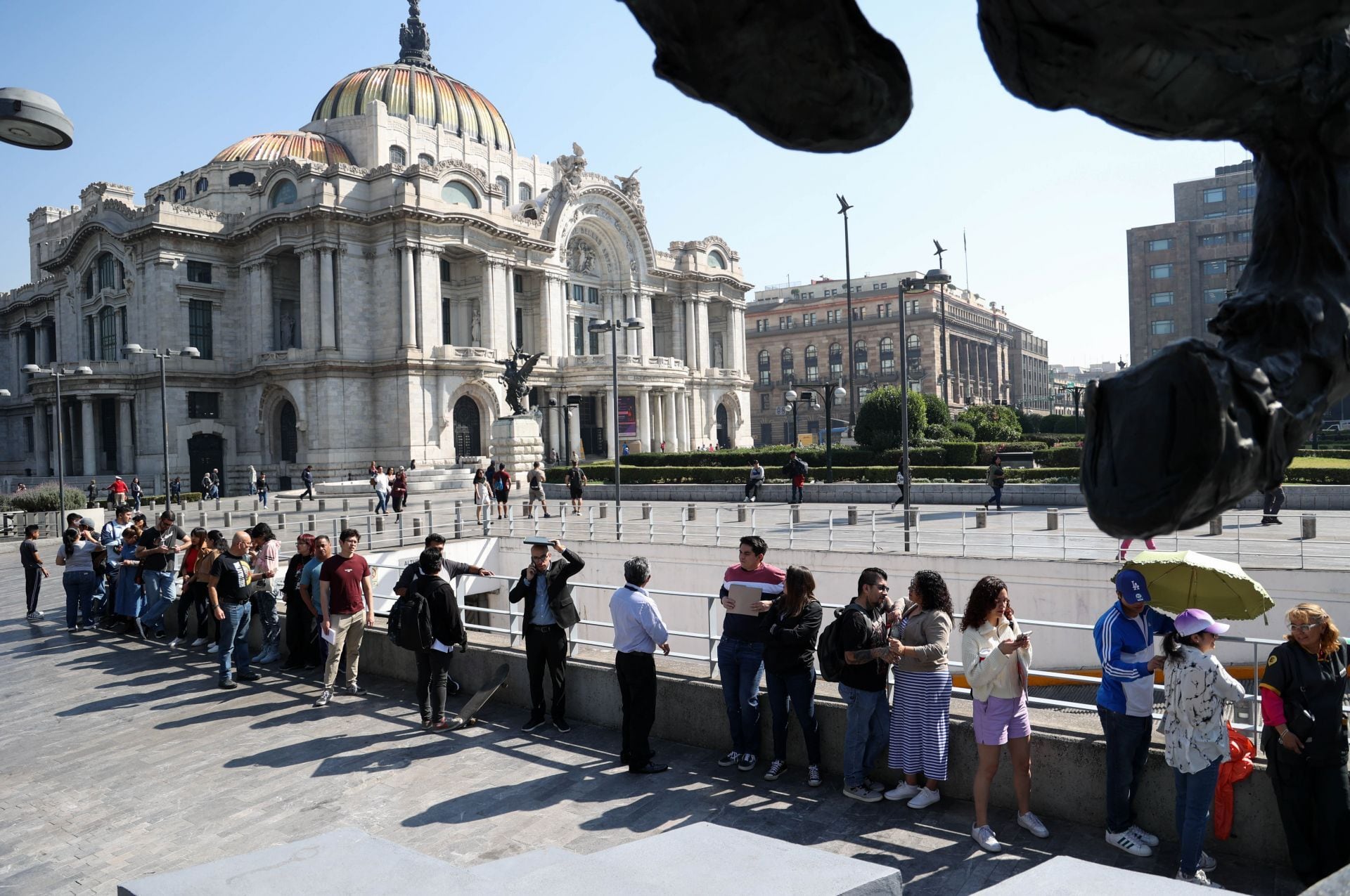 Decenas de personas continúan acudiendo a vacunarse contra el Sarampión en el módulo instalado frente al Palacio de Bellas Artes. Esta mañana durante la conferencia de la presidenta Claudia Sheinbaum, se informó que se tienen registrados 9mil 487 casos. FOTO: GALO CAÑAS/CUARTOSCURO.COM