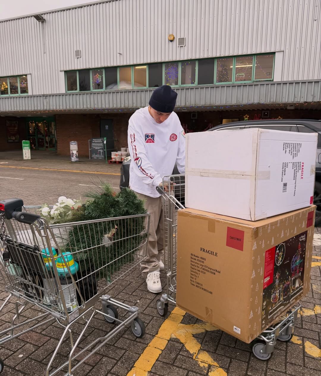Enzo Fernández cargando las compras navideñas que realizaron en familia