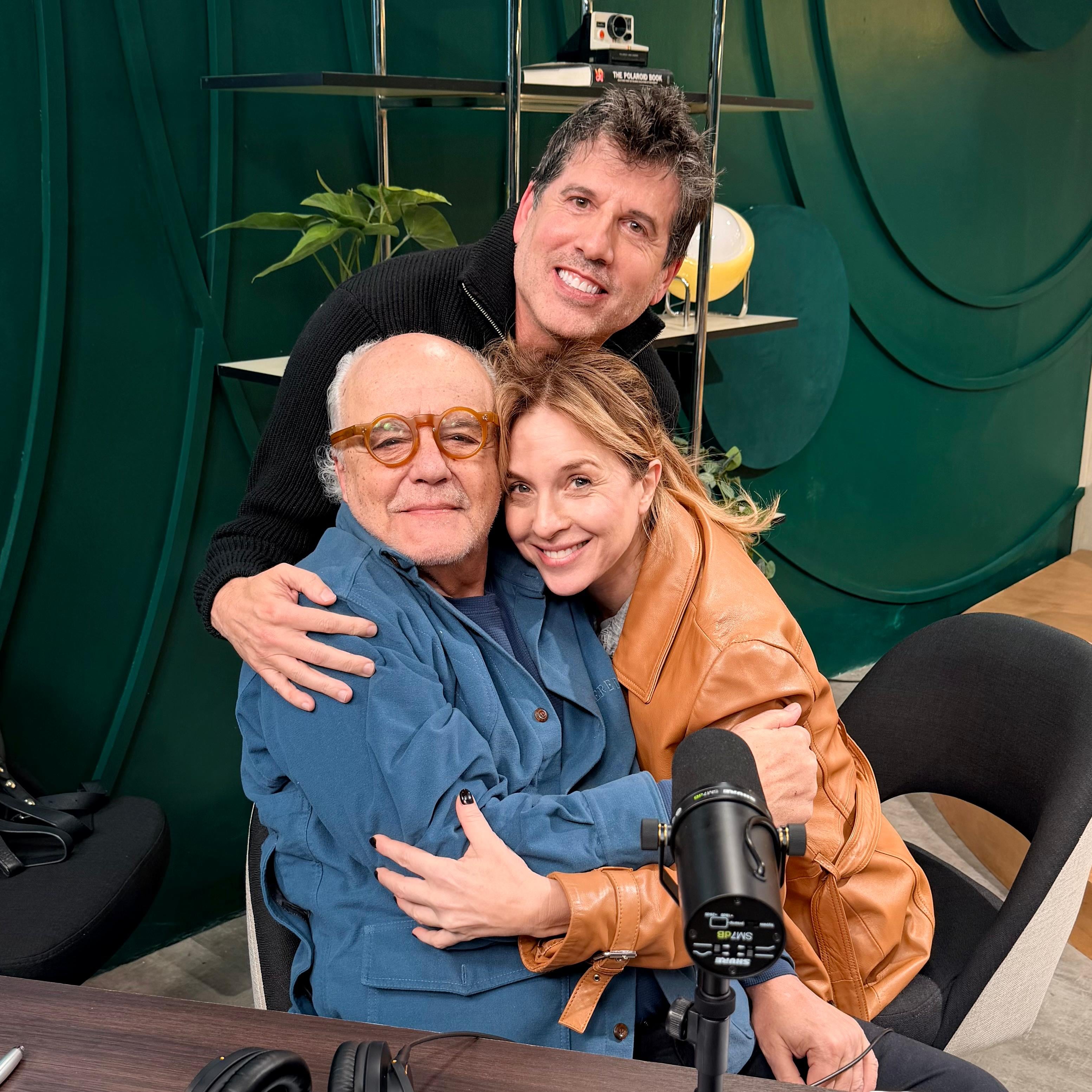 Los actores Juan Leyrado y Carla Peterson,con Opy Morales, director de Estrategia de IA de Infobae, en la grabación de las voces de