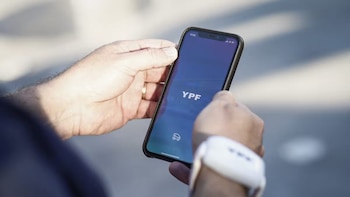 La alianza entre Santander e YPF habilita la compra de acciones desde app de la petrolera