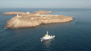 Defensa formaliza un contrato para mantener los mástiles telescópicos de los peñones de Alhucemas, Chafarinas y Vélez
