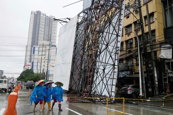 Una valla derribada en Quezon,