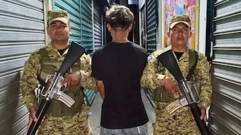Arrestaron a un adolescente de 16 años por tener en su celular contenido alusivo a pandillas en El Salvador