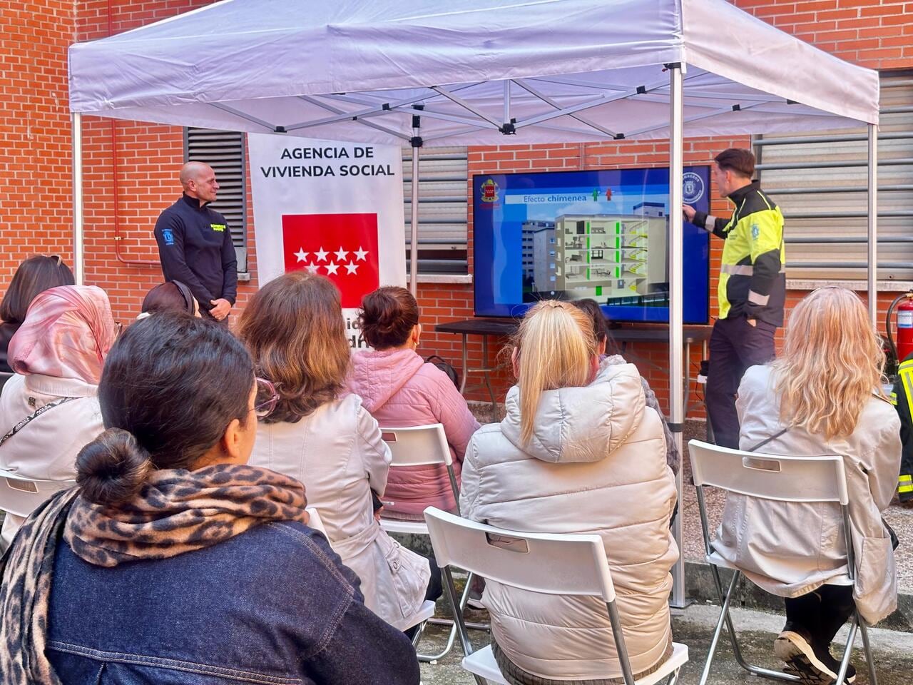 Inquilinos de la AVS recibiendo una charla por parte de los Servicios Sociales de la Agencia