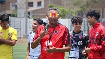 Abel Lobatón dirige a un equipo juvenil que lucha por clasificar a la Liga 3.