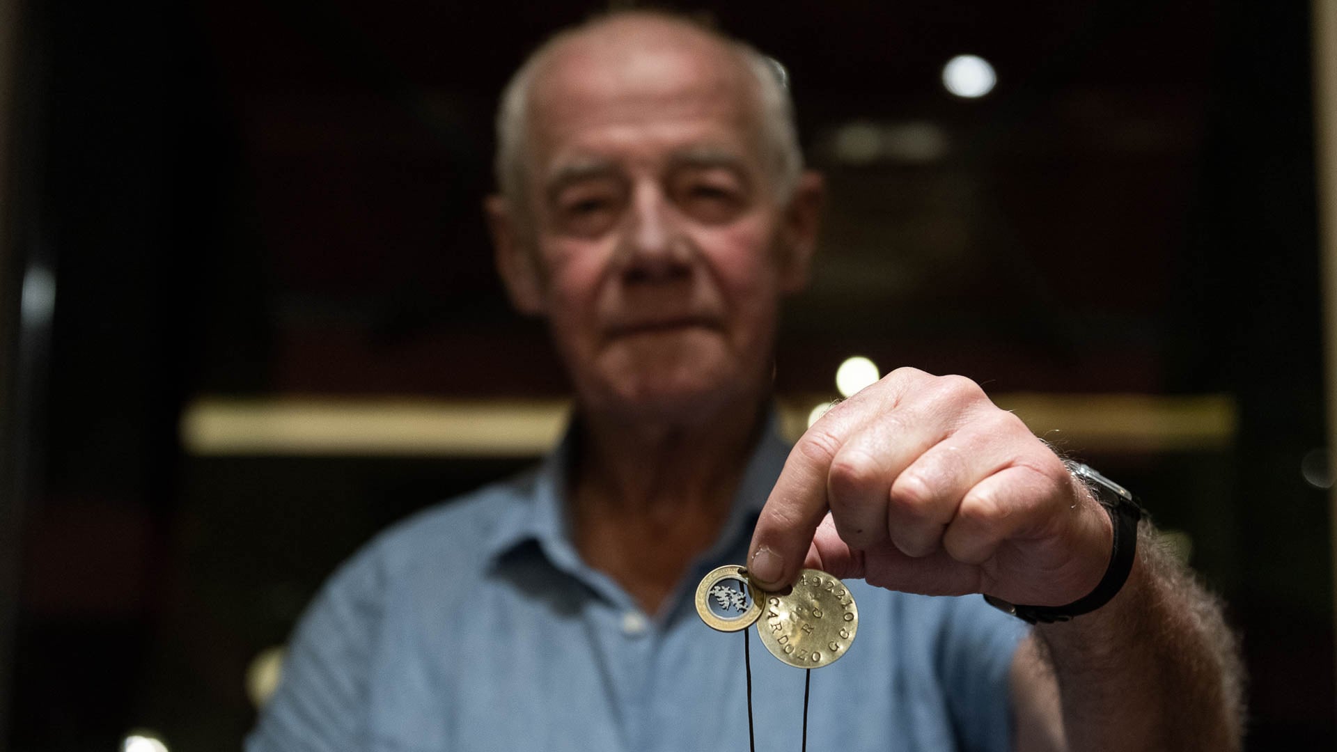 Geoffrey Cardozo muestra las medallas que siempre lleva consigo.