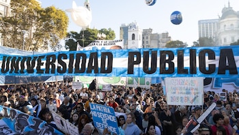 Estudiantes argentinos desalojados de la Secretaría de Educación tras exigir cumplir la Ley de Financiamiento
