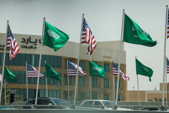 Estados Unidos ordenó la salida de personal no esencial y familiares de sus misiones diplomáticas en Arabia Saudita ante la ofensiva de los rebeldes hutíes. (REUTERS/Hamad I Mohammed)