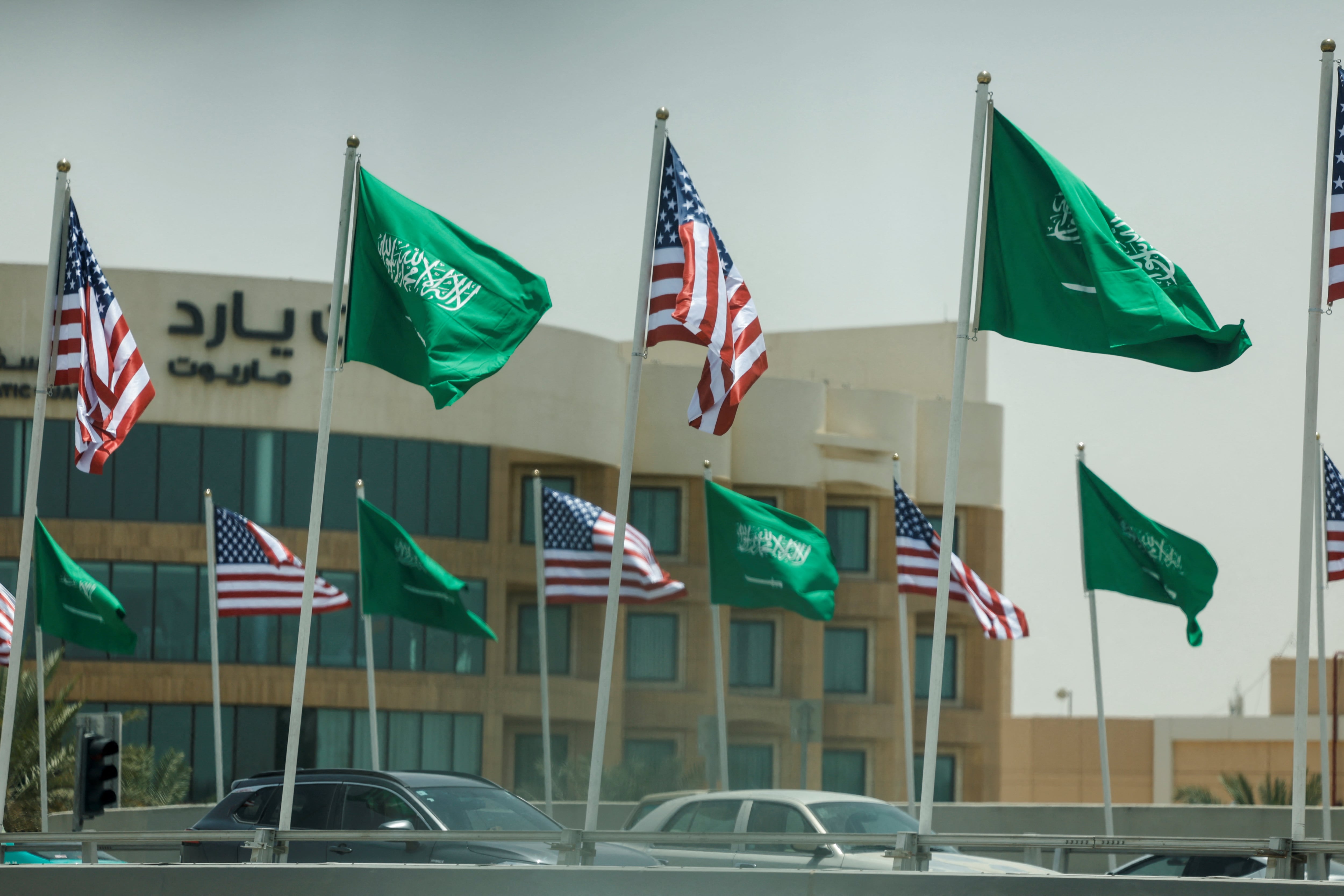Estados Unidos ordenó la salida de personal no esencial y familiares de sus misiones diplomáticas en Arabia Saudita ante la ofensiva de los rebeldes hutíes (REUTERS/Hamad I Mohammed)