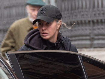 Genoveva Casanova sale de un