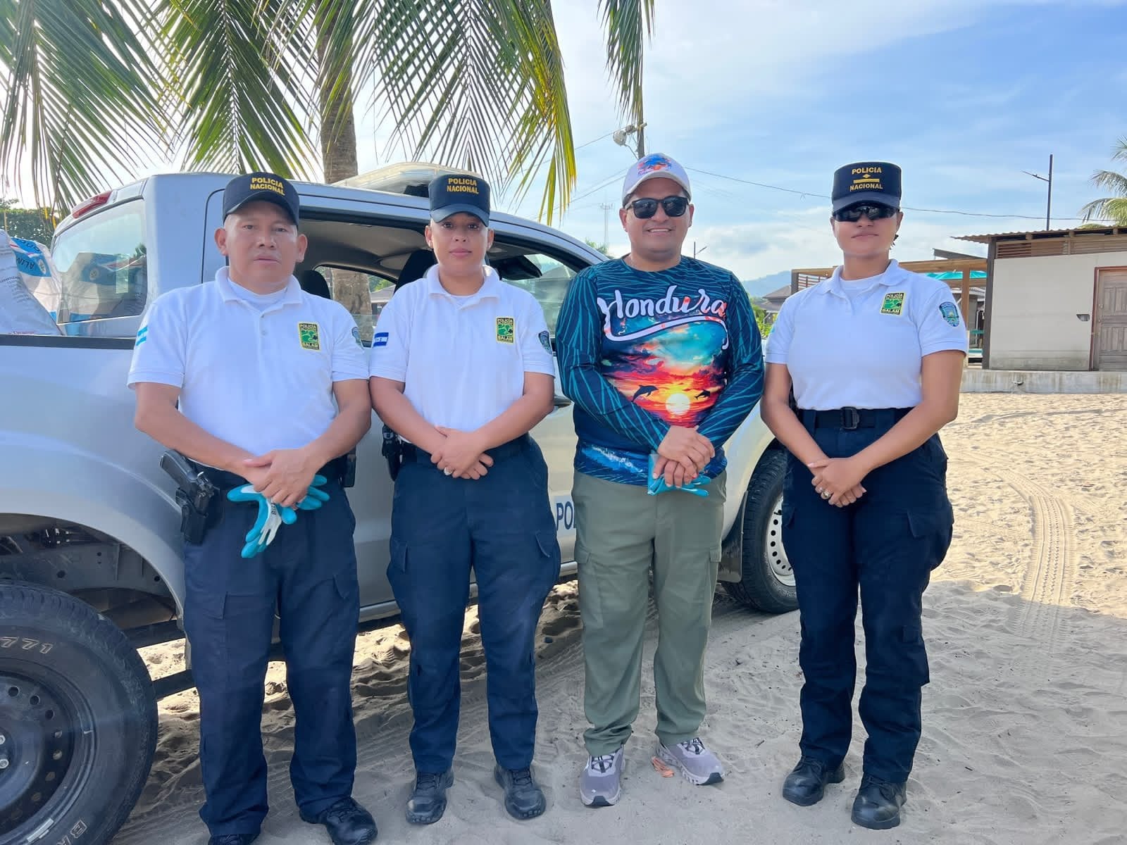 La jornada de limpieza se desarrolló en las inmediaciones de la playa municipal de Tela, Atlántida. (Foto: Policía Nacional)