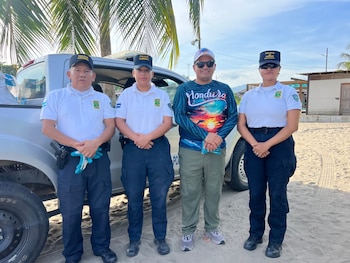 La jornada de limpieza se desarrolló en las inmediaciones de la playa municipal de Tela, Atlántida. (Foto: Policía Nacional)