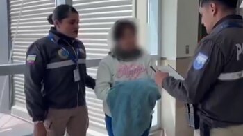 Una ciudadana ecuatoriana fue extraditada, luego de ser capturada por el presunto delito de abuso sexual contra un menor. (Foto: Video captura: X/@PoliciaEcuador)