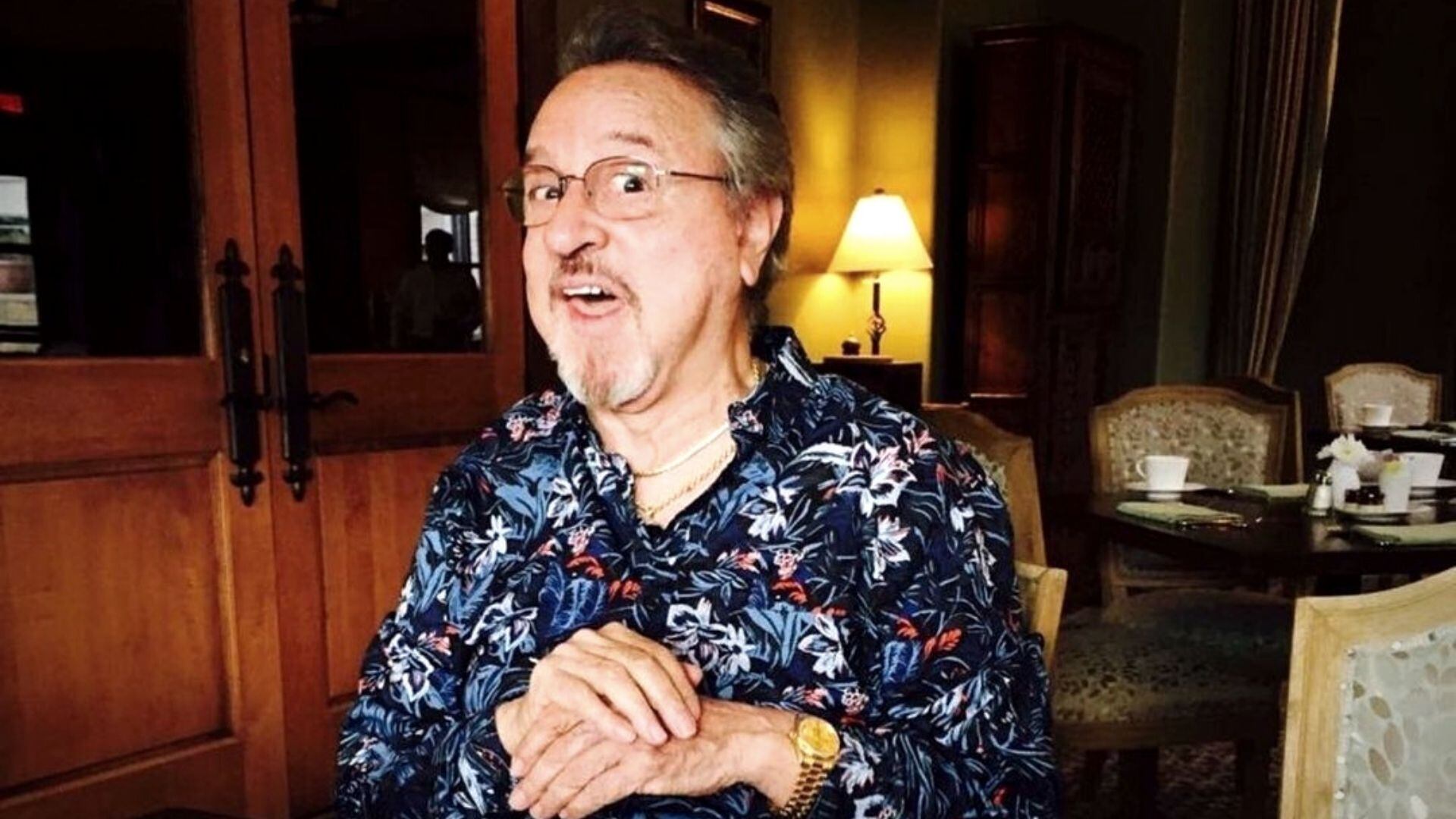 Carlos Villagrán, conocido por su papel como Quico, expresó dudas sobre la veracidad de la docuserie Chespirito: Sin querer queriendo (Foto: @carlos_kiko1 / @vaviriva)
