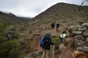 Efectivos de Gendarmería Nacional, la Policía de Tucumán y el Equipo de Tácticas de Intervención participan del rastrillaje en el cerro Ñuñorco Grande, donde Raúl Moyano desapareció el 12 de octubre