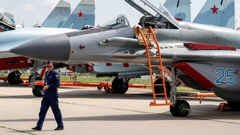 Caza ruso intercepta un avión