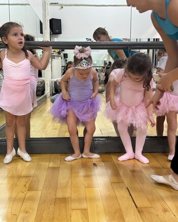 Ana siguiendo las indicaciones de